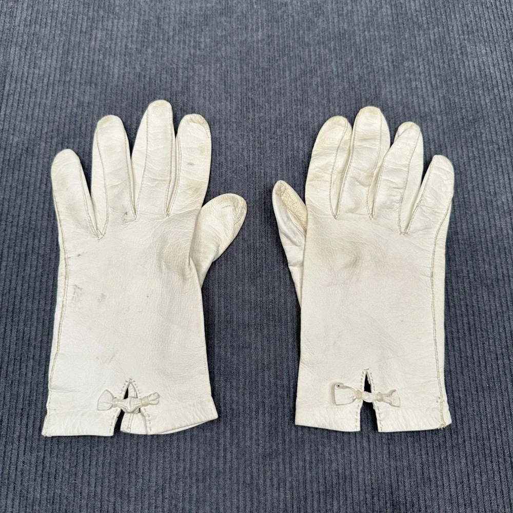 Vintage White Leather Gloves with Bow Detail Short Wrist Length‎ Mid-Century